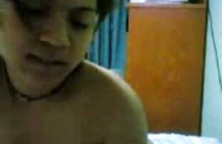 XXX Sottile bionda ottiene nudo e ottiene a scopare su un divano in hard video gratuiti pelle