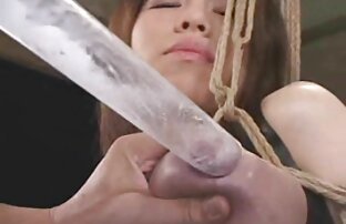 Bionda tenuto dal video hard gratis giapponesi rotolo e succhia il cazzo